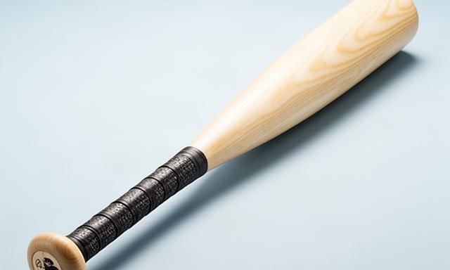 明るい木肌のバーチ製木製バットをグリップ部分まで見せた商品写真